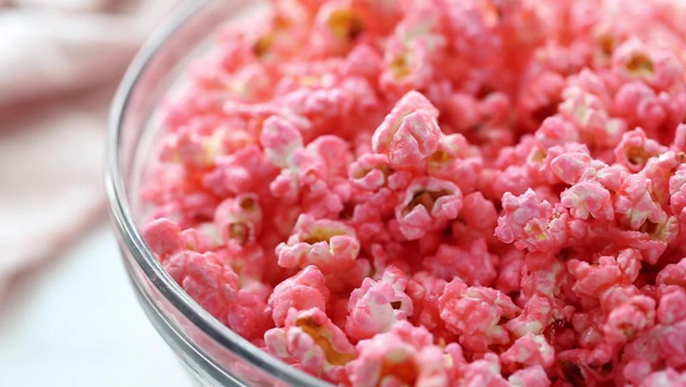 Palomitas de maíz rosadas dulces